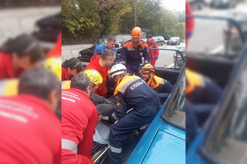 В Сочи спасатели достали водителя из искореженного в ДТП автомобиля