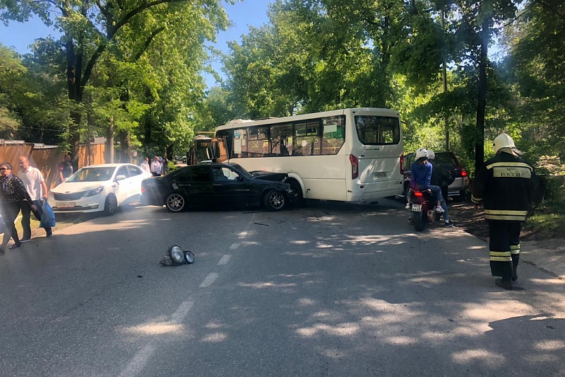 В Сочи Mercedes врезался в автобус. Пострадали три человека