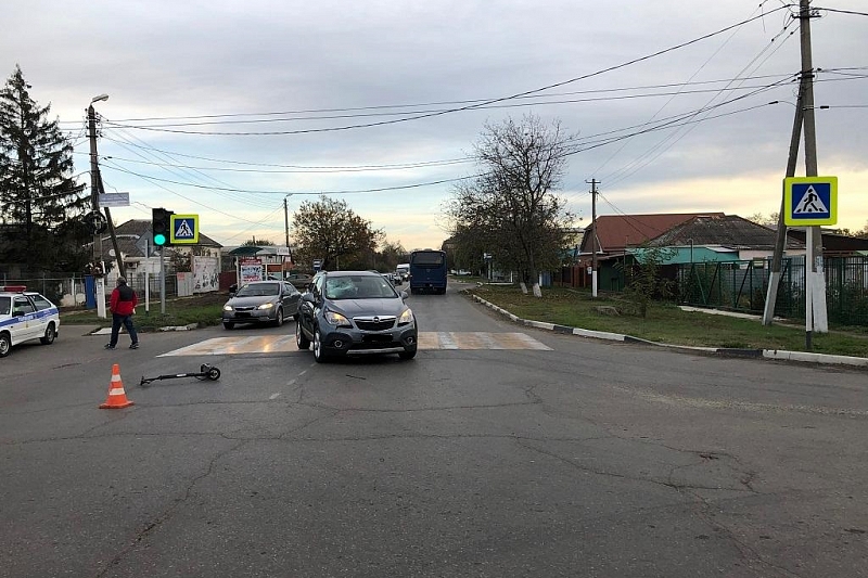 В Краснодарском крае иномарка сбила подростка на электросамокате