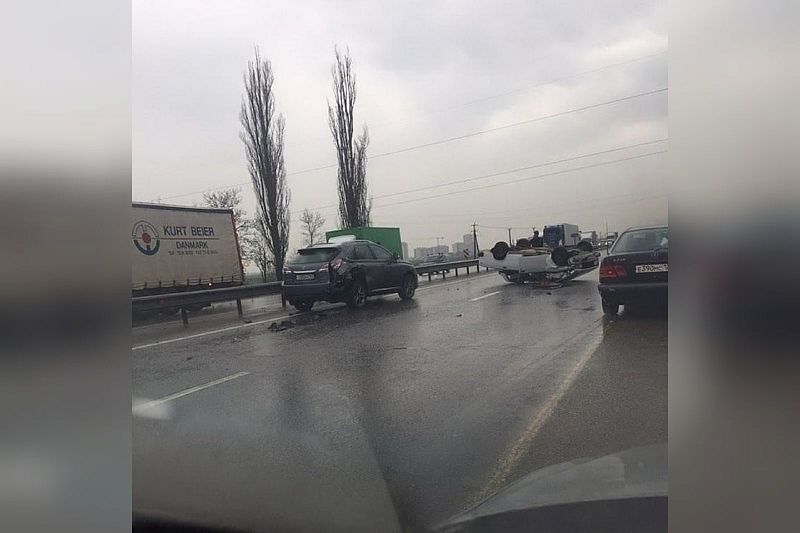 В Краснодаре ВАЗ опрокинулся на крышу после столкновения с Lexus