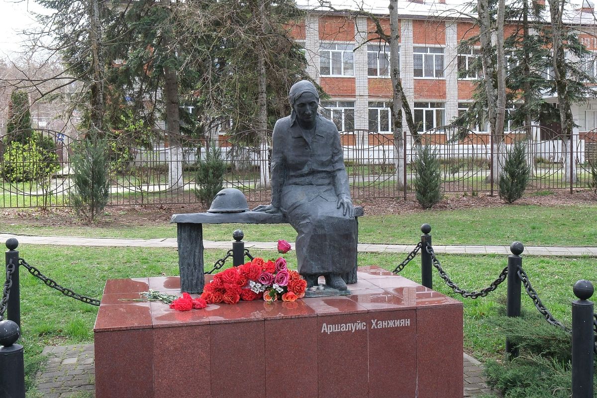 Памятник Аршалуйс Ханжиян.