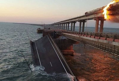 Два пролета автомобильной части Крымского моста обрушились в результате ЧП 