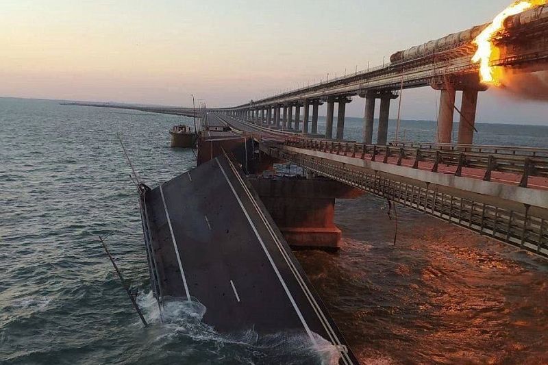 Два пролета автомобильной части Крымского моста обрушились в результате ЧП 