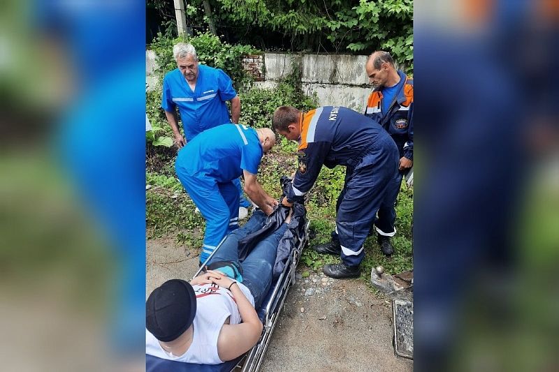 В Краснодарском крае спасатели транспортировали из леса туриста из Петербурга с травмой ноги