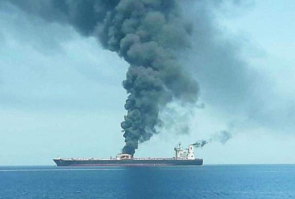 11 моряков из Краснодарского края эвакуировали с горящего в Оманском заливе танкере 