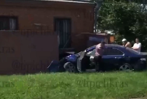 Иномарка протаранила забор дома в Краснодаре после ДТП