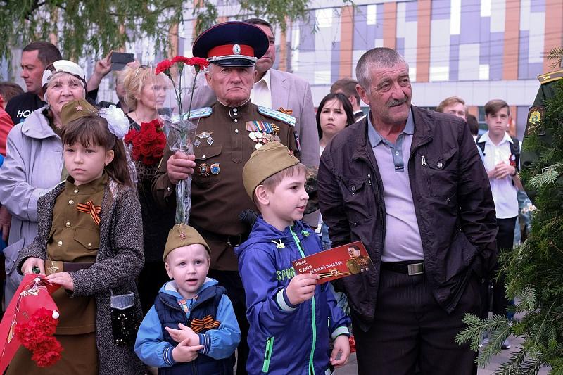 В День Победы на площади Памяти Героев собрались тысячи человек.