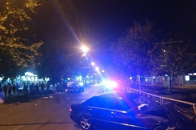 В Краснодаре на улице Ставропольской водитель «Мерседеса» устроил массовое ДТП и скрылся
