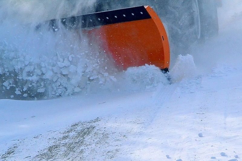 На дорогах Кубани снег убирают более 3,5 тысяч единиц спецтехники