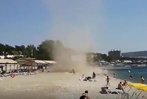 Песчаный вихрь на пляже в Геленджике напугал курортников