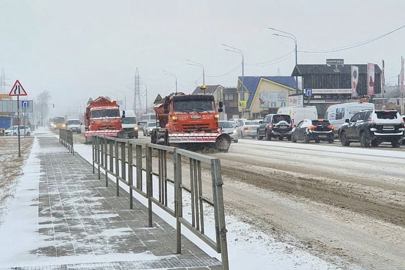 На летней резине - не выезжать: улицы Краснодара расчищают от первого в 2023 году снега 