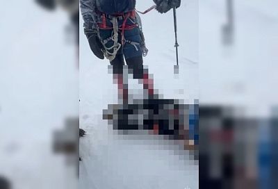 Тело погибшего альпиниста из Краснодарского края эвакуировали с Эльбруса на поляну Азау