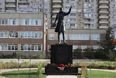Памятник Михаилу Лермонтову установили в Краснодаре