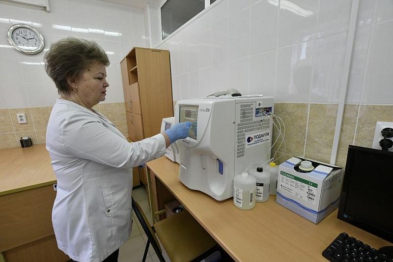 В Краснодарском крае в пять больниц передали новое медицинское оборудование
