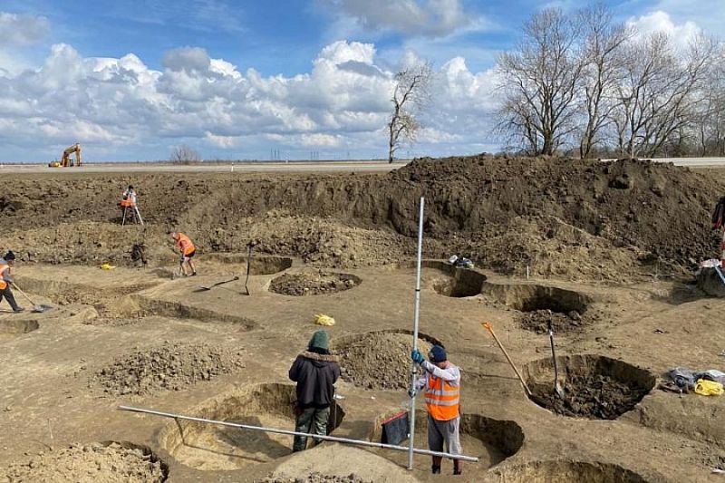 Археологи нашли древние артефакты на месте реконструкции дороги в Темрюкском районе