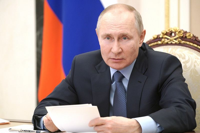 Борьба с ковидом еще не окончена: Владимир Путин призвал россиян продолжать соблюдать меры безопасности