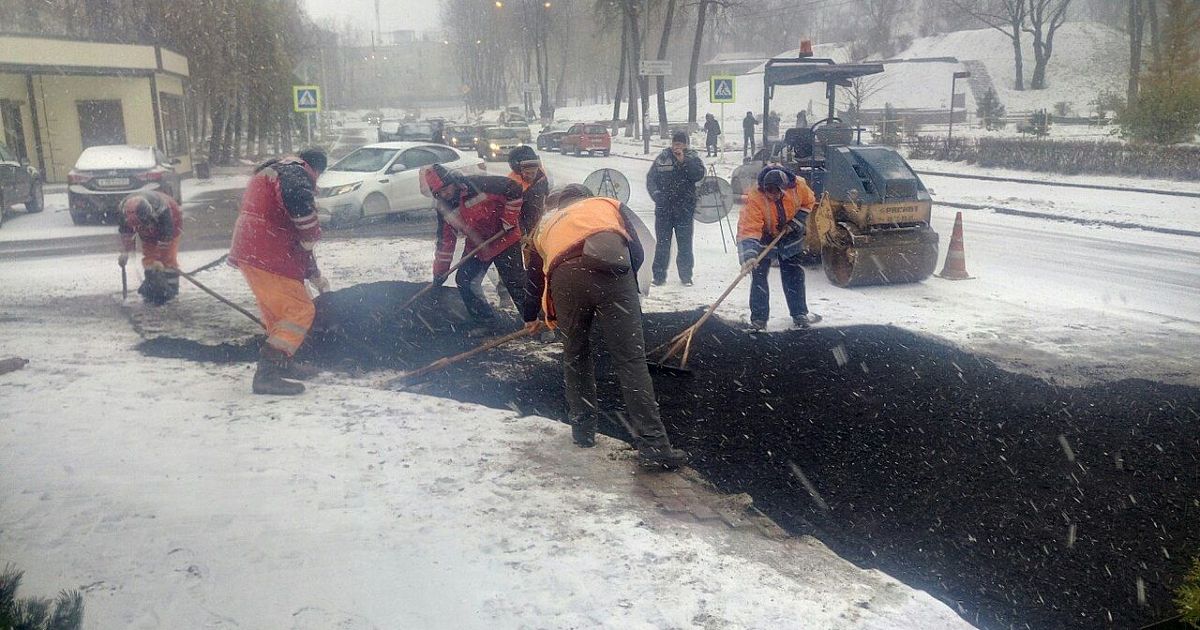 Асфальтоукладчик в дождь ремон дорог