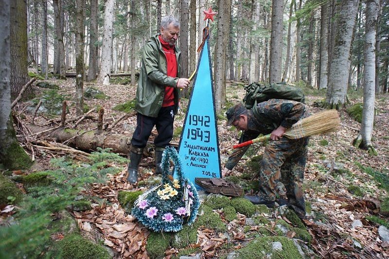 Жители поселка Псебай благоустроили памятники погибшим бойцам 20-й горнострелковой дивизии
