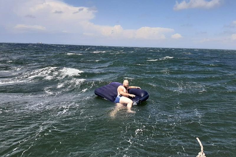 В Краснодарском крае уснувшего туриста унесло на матрасе в море