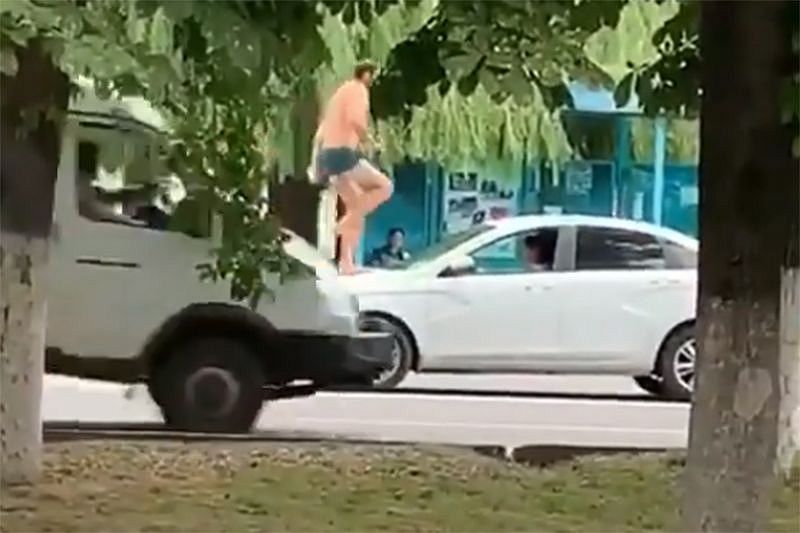 В Краснодарском крае голый мужчина прыгал по машинам
