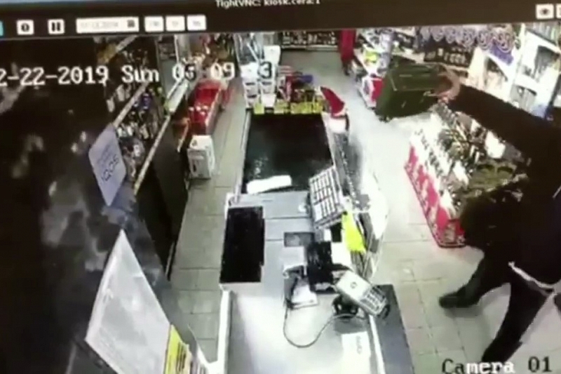 Момент поджога гипермаркета известной торговой сети в Краснодарском крае попал на видео