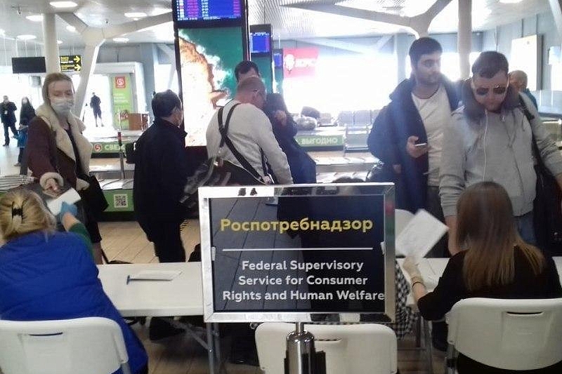 Прибывающих в аэропорт Краснодара жителей Адыгеи доставляют домой на спецтранспорте