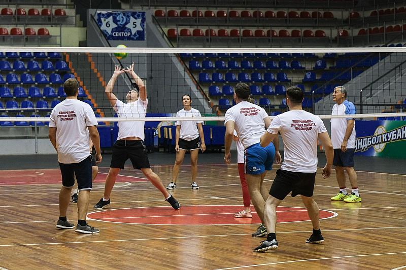 Начали с волейбола: в Краснодаре стартовала спартакиада среди муниципальных служащих и депутатов гордумы
