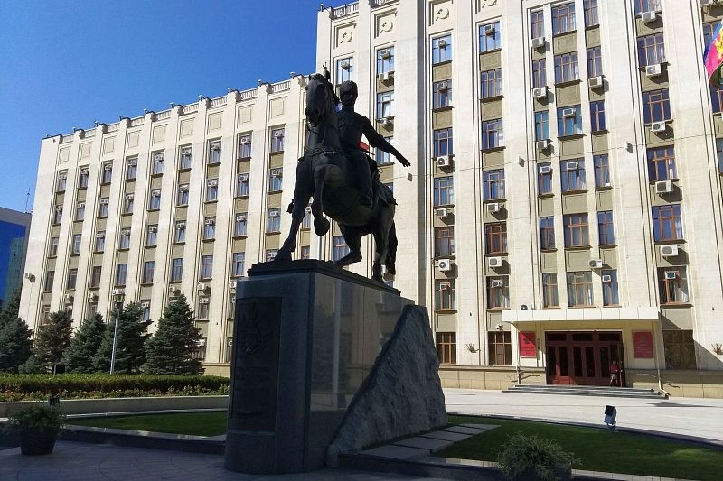 Участники несанкционированного митинга в центре Краснодара осквернили памятник кубанскому  казачеству