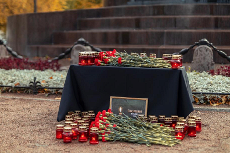 Стихийный мемориал в память о погибших ейчанах появился в Санкт-Петербурге