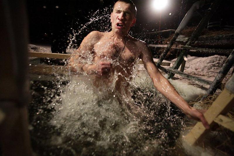 Каждый пятый россиянин собирается участвовать в крещенских купаниях
