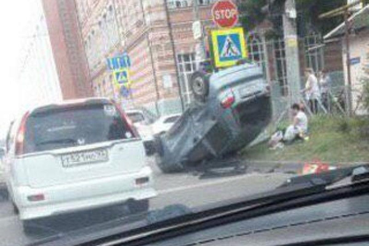 В центре Краснодара в результате ДТП на крышу перевернулся «Дэу Матиз» (видео)