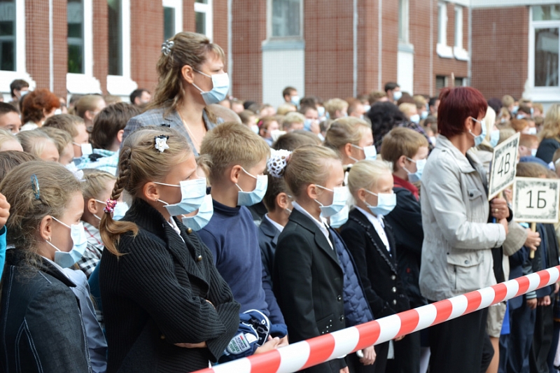 В Краснодаре эвакуируют учеников школы из-за сильного задымления