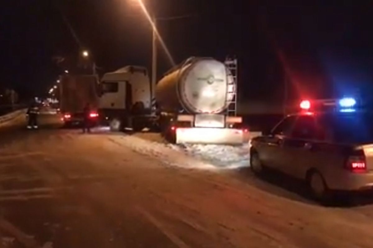 Сотрудники ДПС помогли водителю увязшей в снегу фуры с цистерной