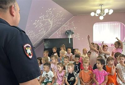 Зебра, светофор и важные правила: в Новороссийске сотрудники Госавтоинспекции научили дошколят дорожной безопасности