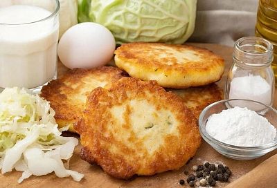Капустные оладьи на кефире: отжал сок — и оладьи пышные, сочные, с хрустящей корочкой