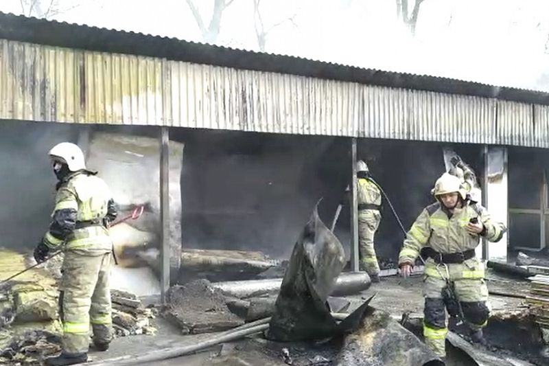 Сотрудники МЧС тушат пожар на складе в Краснодаре