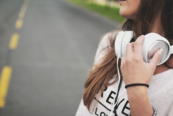 Берегите ваши уши: врач назвала последствия громкого прослушивания музыки в наушниках
