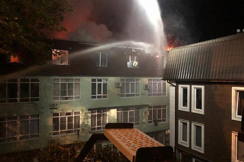 В Сочи ночью произошел пожар в многоэтажке. Погиб человек