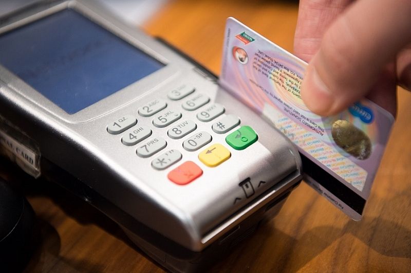 Женщина потратила 15 тысяч рублей на еду и одежду с найденной на улице банковской карты