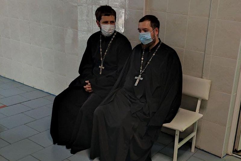 «Спутник» для батюшки: священнослужители Екатеринодарской епархии сделали прививку против COVID-19
