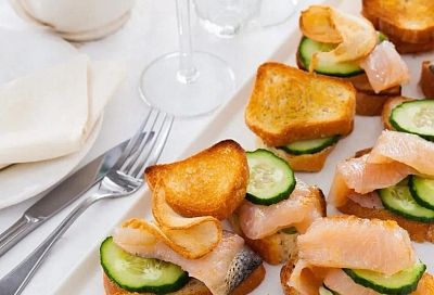 Делаем бутерброды, которые удивляют гостей: хлеб, форель и огурец. Свежий и яркий акцент за минуты