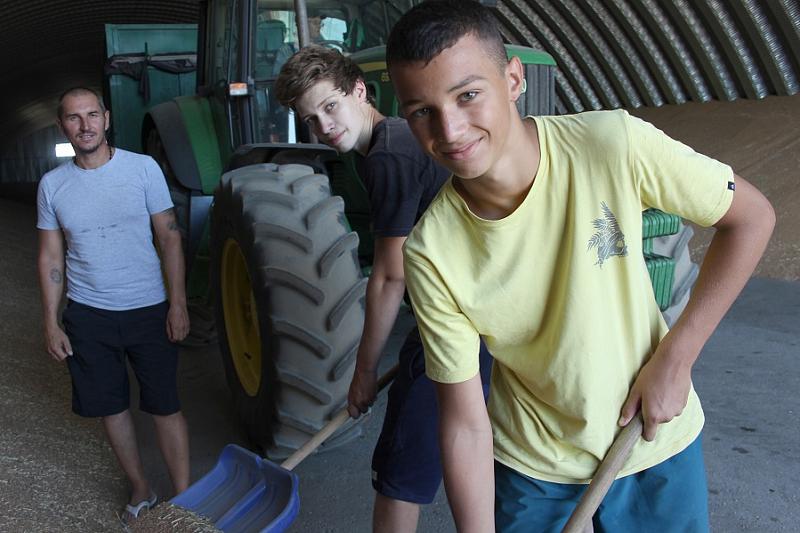 Старший сын Андрея Бурдина, 14-летний Евгений (на переднем плане), во время каникул трудится рядом с отцом.