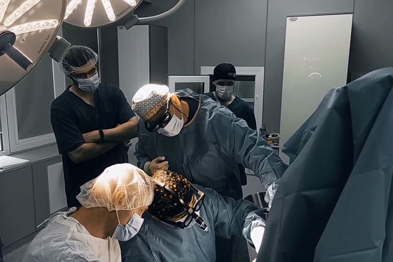 Кисту весом более 1,5 кг удалили краснодарские хирурги пациентке с использованием очков дополненной реальности