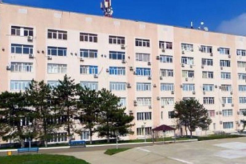 Житель Новороссийска снес шлагбаум городской больницы, чтобы забрать жену из роддома