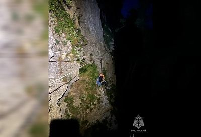 В горах Сочи спасатели эвакуировали туристов со скального маршрута виа-ферраты
