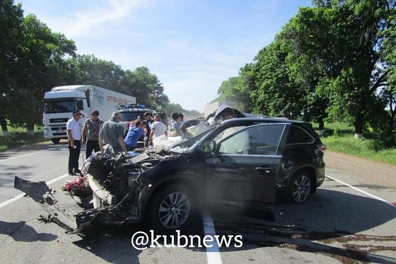 В Краснодарском крае водитель Toyota Highlander врезался в грузовик. Погибла женщина
