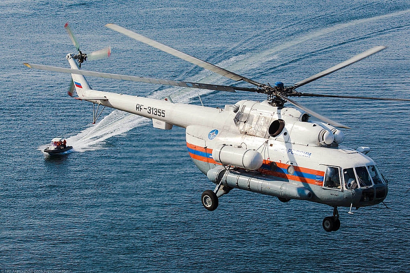 В Сочи на поиски унесенных в море во время шторма двух школьников вылетел вертолет МЧС