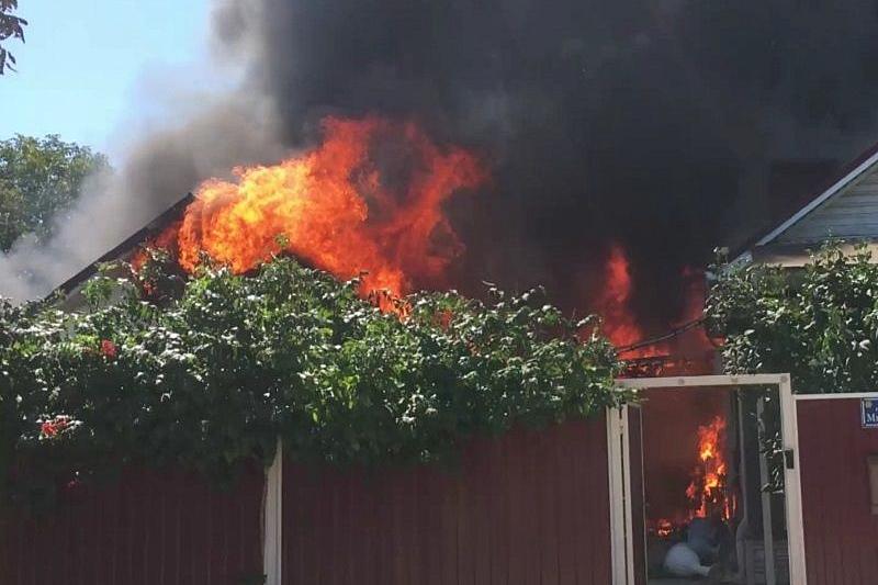 В Краснодарском крае пожарные ликвидируют возгорание в гараже на площади 150 кв. м