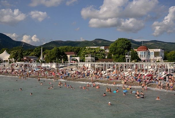Более 270 тысяч туристов отдохнули в Геленджике с начала лета