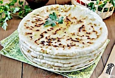 Лепешки, которые едят с пальцами. Невероятно вкусные хичины на кефире. Можно с любой начинкой к ужину